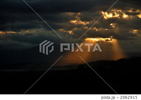 海岸の街に舞降りた天使のはしご 2062915