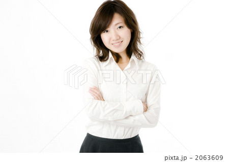 腕組みする女性社員 2063609