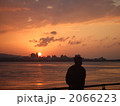 夕日に背を向ける男 2066223