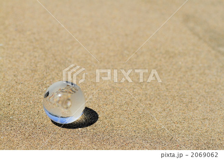 砂浜に置かれたガラス玉 2069062