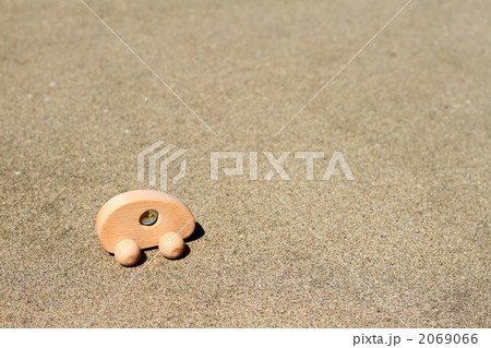 砂浜に置かれた木の車 2069066