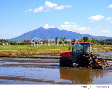 田植えの準備トラクター 2069693