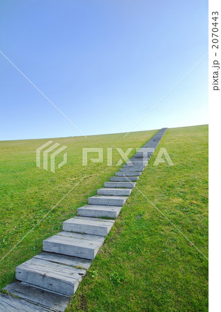 青空へ向かう階段 2070443