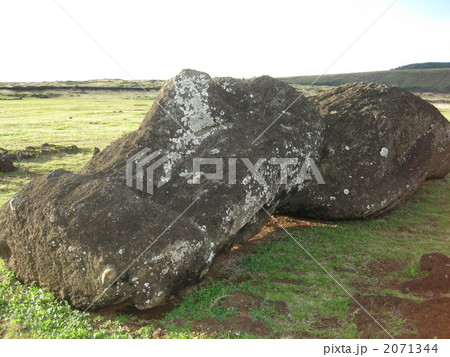 倒れたモアイ 2071344