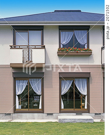 フラワーポットと広い芝生の住宅 フラワーポットと広い芝生の住宅 2071502