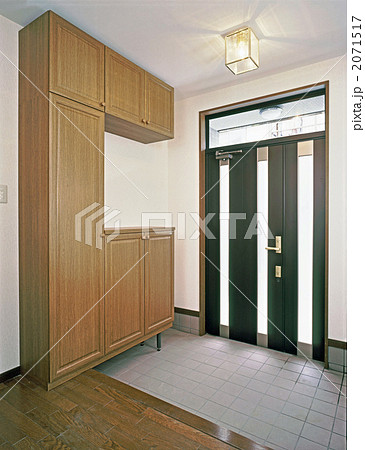 玄関 玄関ホール下駄箱の写真素材