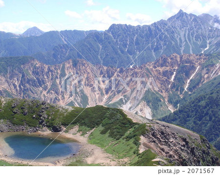 山々に囲まれた鷲羽池 2071567