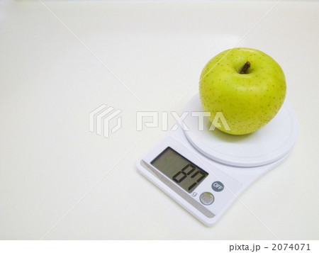 キッチンスケールに乗せた青リンゴ 2074071