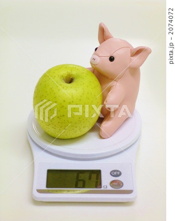 青リンゴとブタとキッチンスケール 2074072