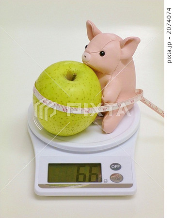 青リンゴとブタとキッチンスケール 2074074
