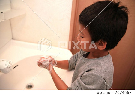 手洗い男の子 2074668