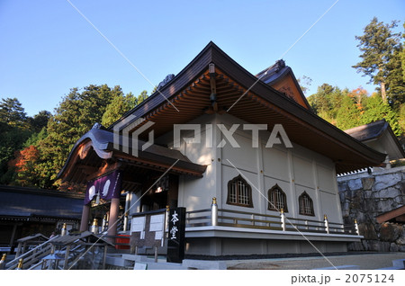【四国八十八ヶ所】第六十六番　朝の雲辺寺本堂と快晴の青空　徳島県三好市 2075124