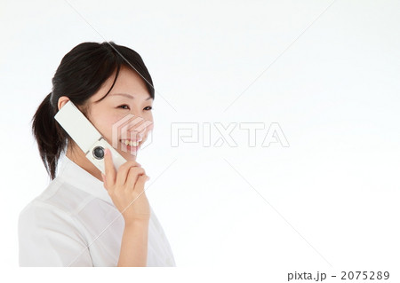 電話で笑顔なナース 2075289