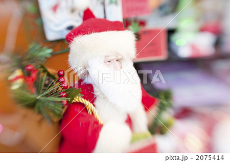 クリスマス市のサンタ人形 2075414