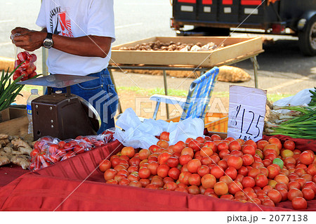 市場で販売しているトマト 2077138