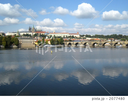 チェコ・プラハのモルダウ川にかかるカレル橋 2077480