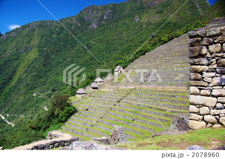 急峻な斜面に築かれたマチュピチュのアンデネスと農作業小屋 2078960