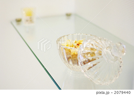 ガラス棚と小物 2079440