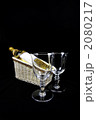 ワイングラスと白ワイン 2080217