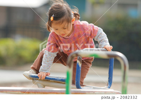 公園の遊具によじ登る2歳の女の子 公園の遊具によじ登る2歳の女の子 2082332
