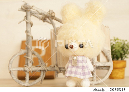 クリーム色のうさぎのあみぐるみ 2086313