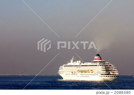 大阪港を出港する飛鳥Ⅱ 大阪港を出港する飛鳥Ⅱ 2086380