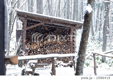焚き木を積んだ小屋 2086419