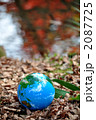 紅葉の水面と地球b 2087725