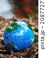 紅葉の水面と地球c 2087727