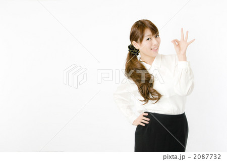 OKサインの女性社員 2087732