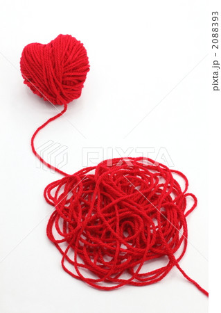 赤い毛糸のハートの写真素材 3