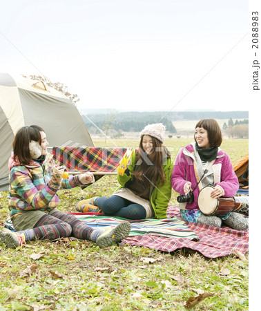 キャンプ アウトドア 女性の写真素材 8