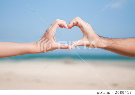 ハートを作るカップルの手元 2089415