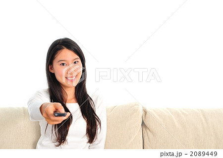 TVリモコンを操作する女性 TVリモコンを操作する女性 2089449
