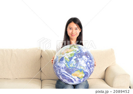 地球儀と女性 2089452