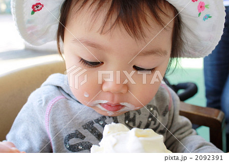 アイスクリームを食べる子供の顔アップ アイスクリームを食べる子供の顔アップ 2092391