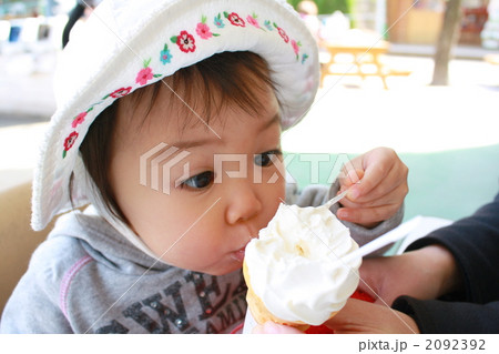 アイスクリームを食べる子供の顔アップの写真素材