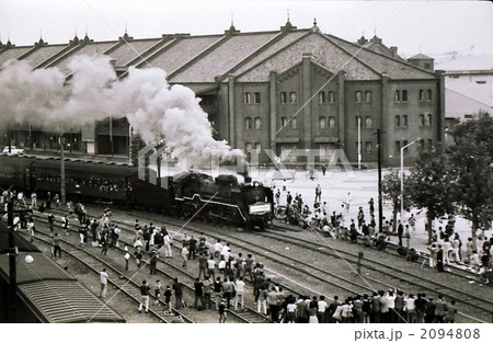 赤レンガ倉庫の前を行く蒸気機関車　昭和45年　横浜 2094808