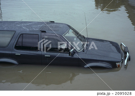 水に浸かった車 2095028