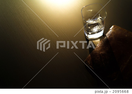 ウィスキーグラスと古い革財布 2095668