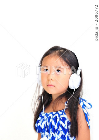 音楽を聴く子供 音楽を聴く子供 2096772