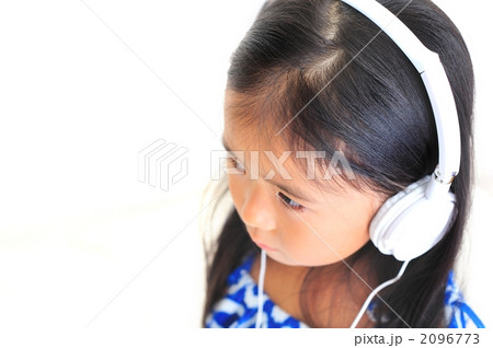 音楽を聴く子供 音楽を聴く子供 2096773