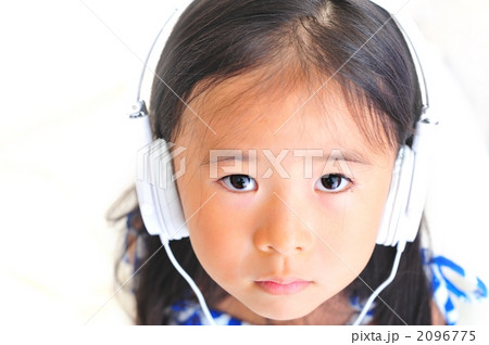 音楽を聴く子供 音楽を聴く子供 2096775