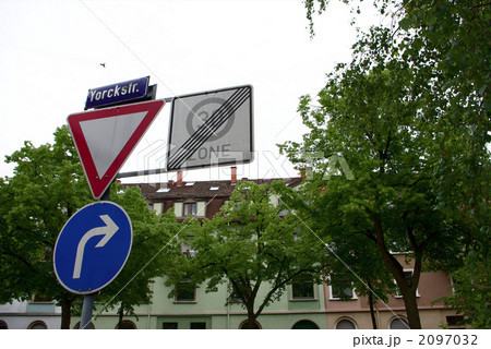 標識-右折（ドイツ）-横 2097032