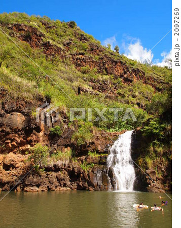ハワイ州オアフ島ノースショアのワイメア渓谷州立公園の滝 2 ハワイ州オアフ島ノースショアのワイメア渓谷州立公園の滝 2 2097269