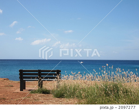 ハワイ州オアフ島カヘポイント（エレクトリックビーチ）のベンチ 2097277