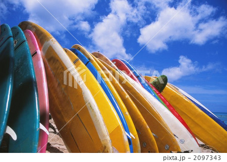 ハワイのビーチにサーフボード 2097343