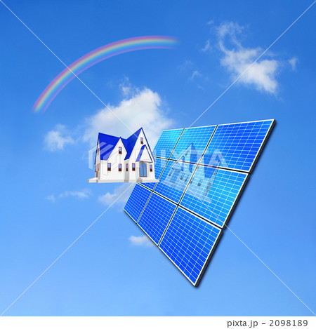 ソーラーパネルに映るエコハウス 2098189