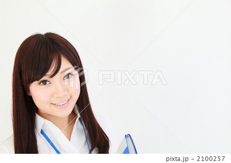 ファイルを持つ ビジネスウーマン ファイルを持つ ビジネスウーマン 2100257