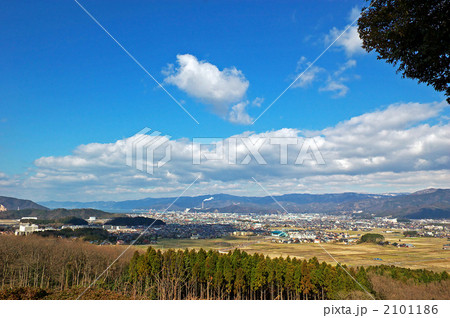 早春の敦賀市街 2101186